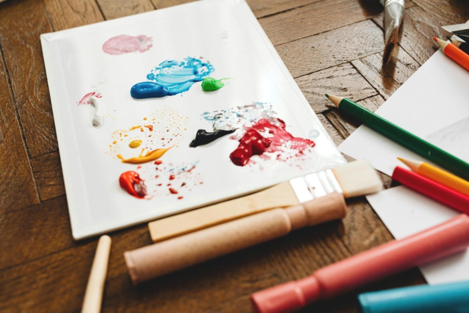 Sperimentazione artistica con diverse tecniche di colore